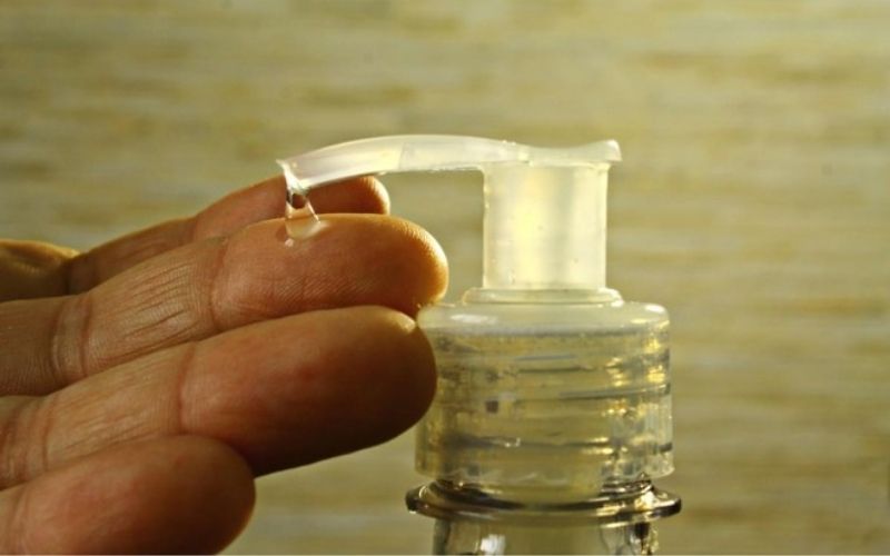 Có nên dùng nước tẩy trang thay sữa rửa mặt?
