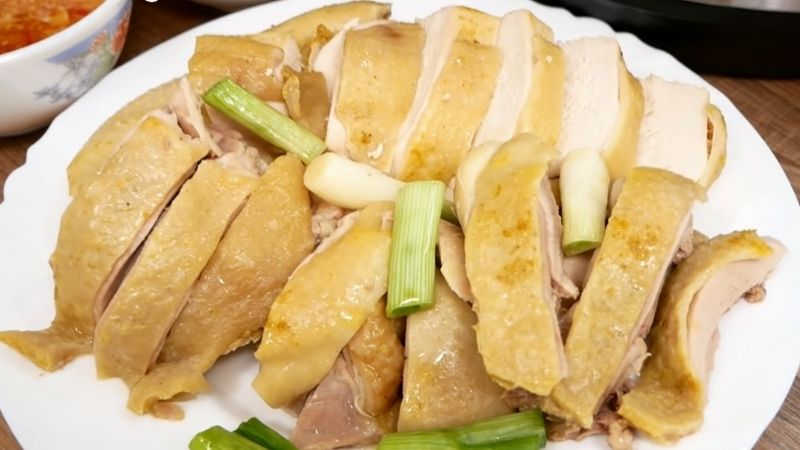 Chặt gà cho món cơm gà Hải Nam