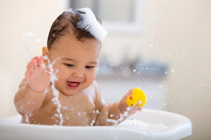 Tắm cho bé hàng ngày để tránh muỗi đốt
